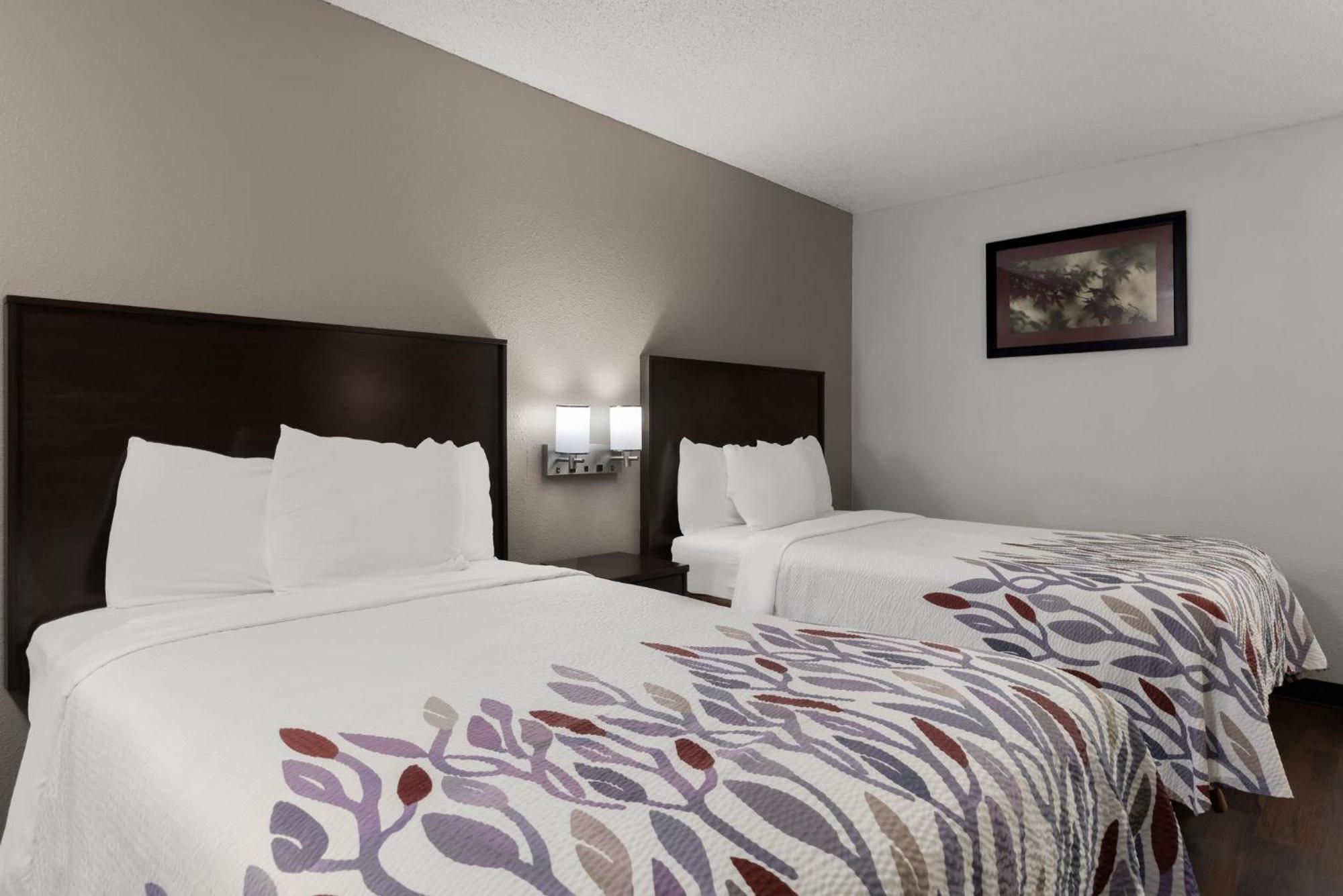 Red Roof Inn & Suites Savannah Airport Pooler Exterior photo