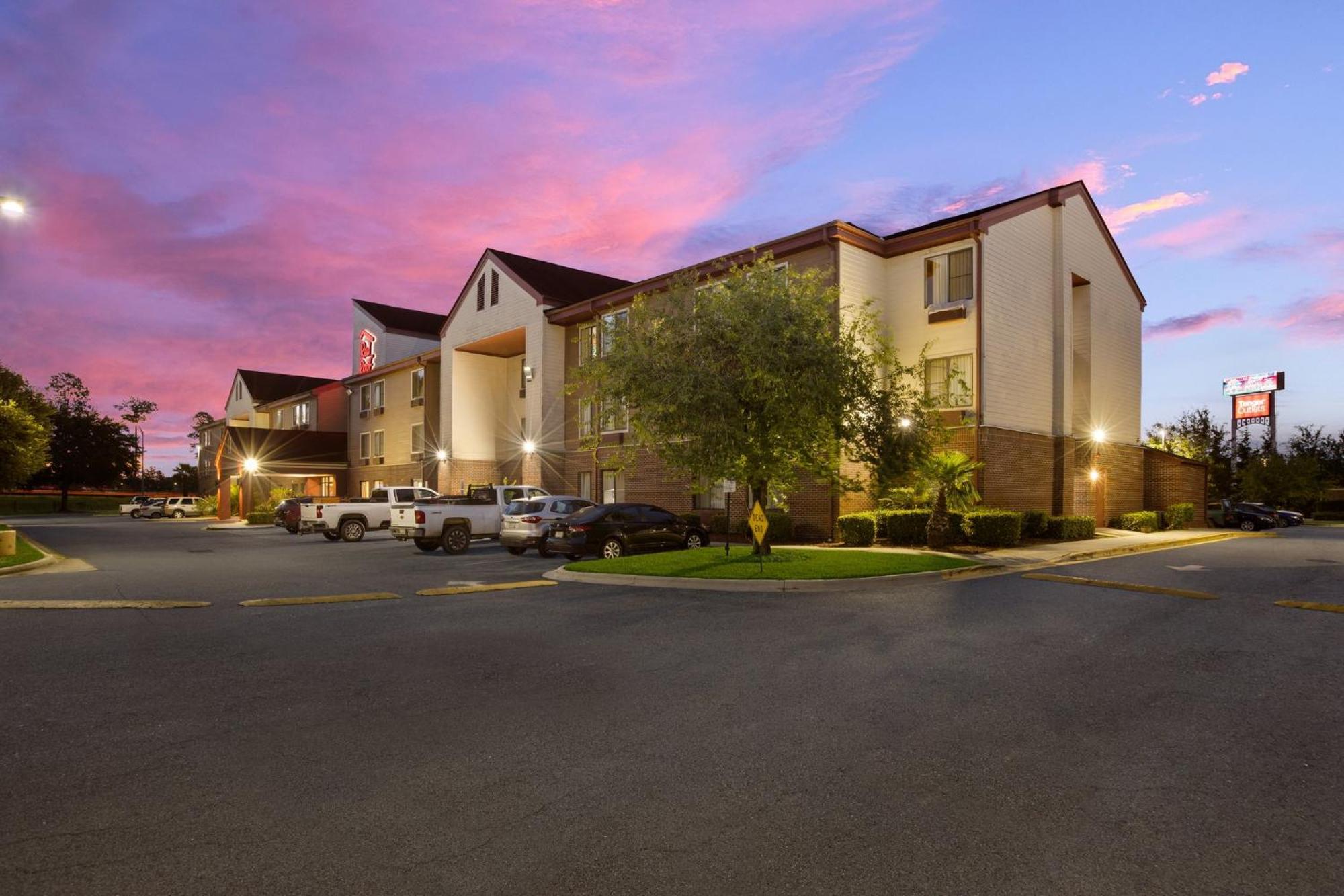 Red Roof Inn & Suites Savannah Airport Pooler Exterior photo