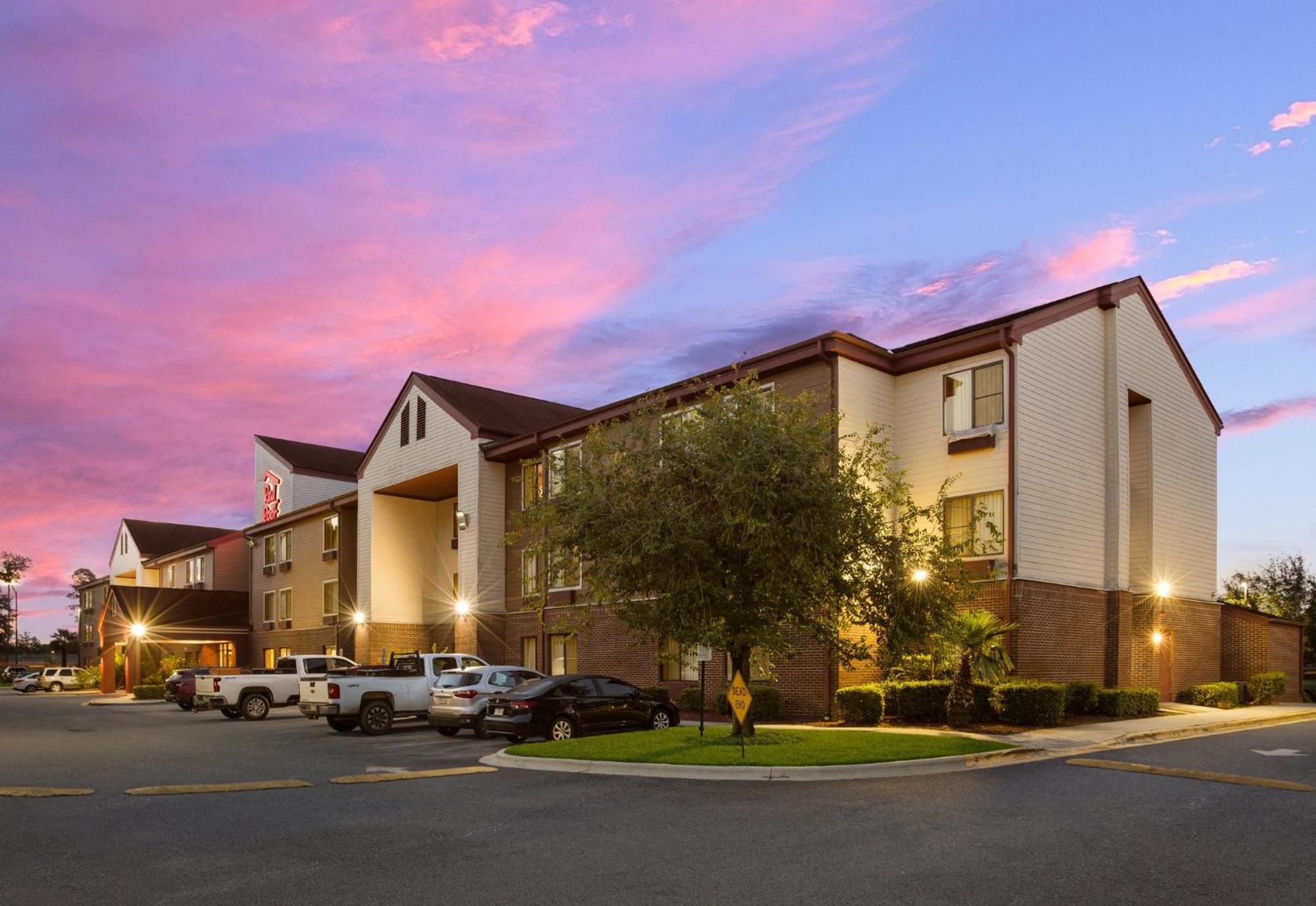 Red Roof Inn & Suites Savannah Airport Pooler Exterior photo