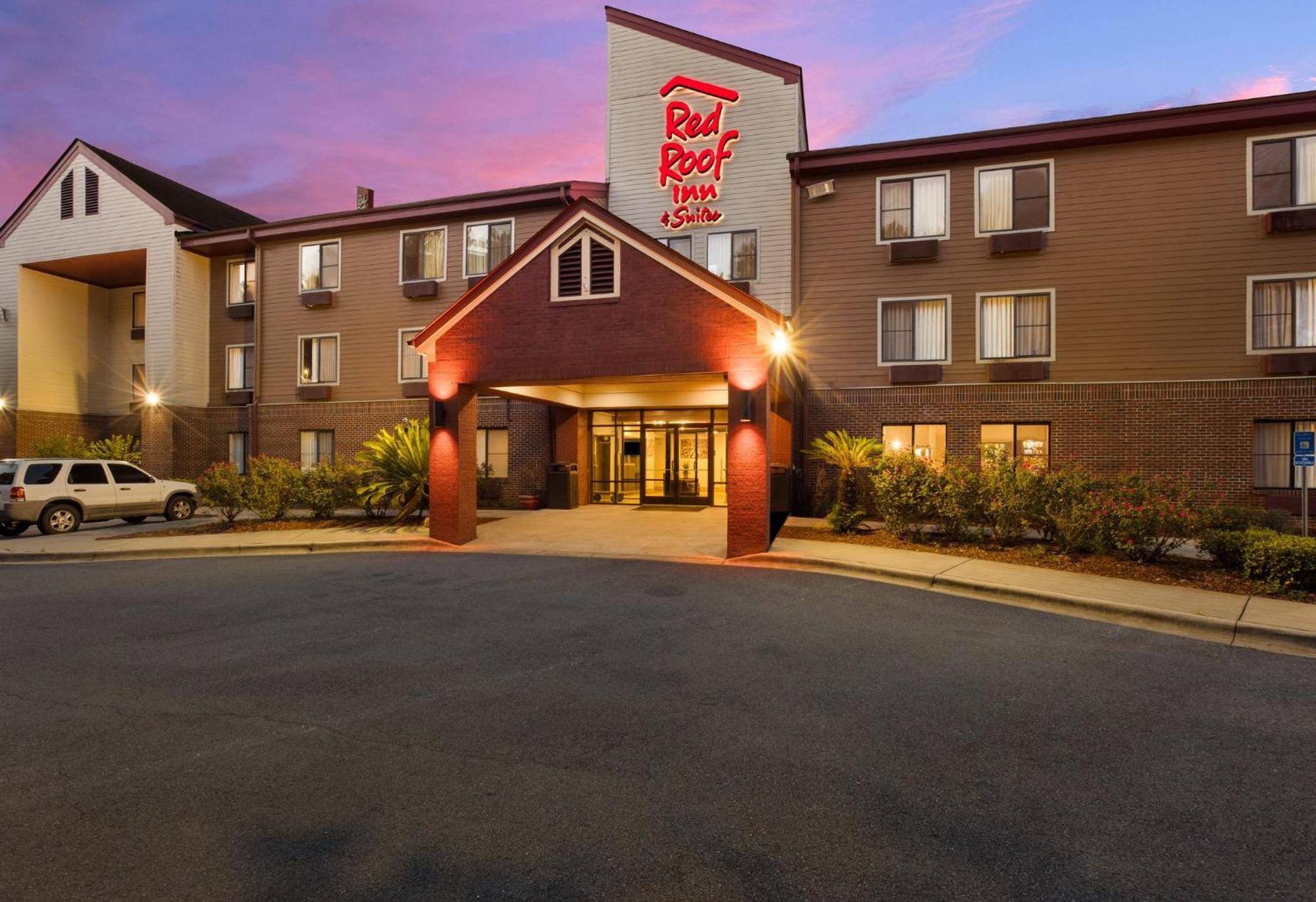 Red Roof Inn & Suites Savannah Airport Pooler Exterior photo