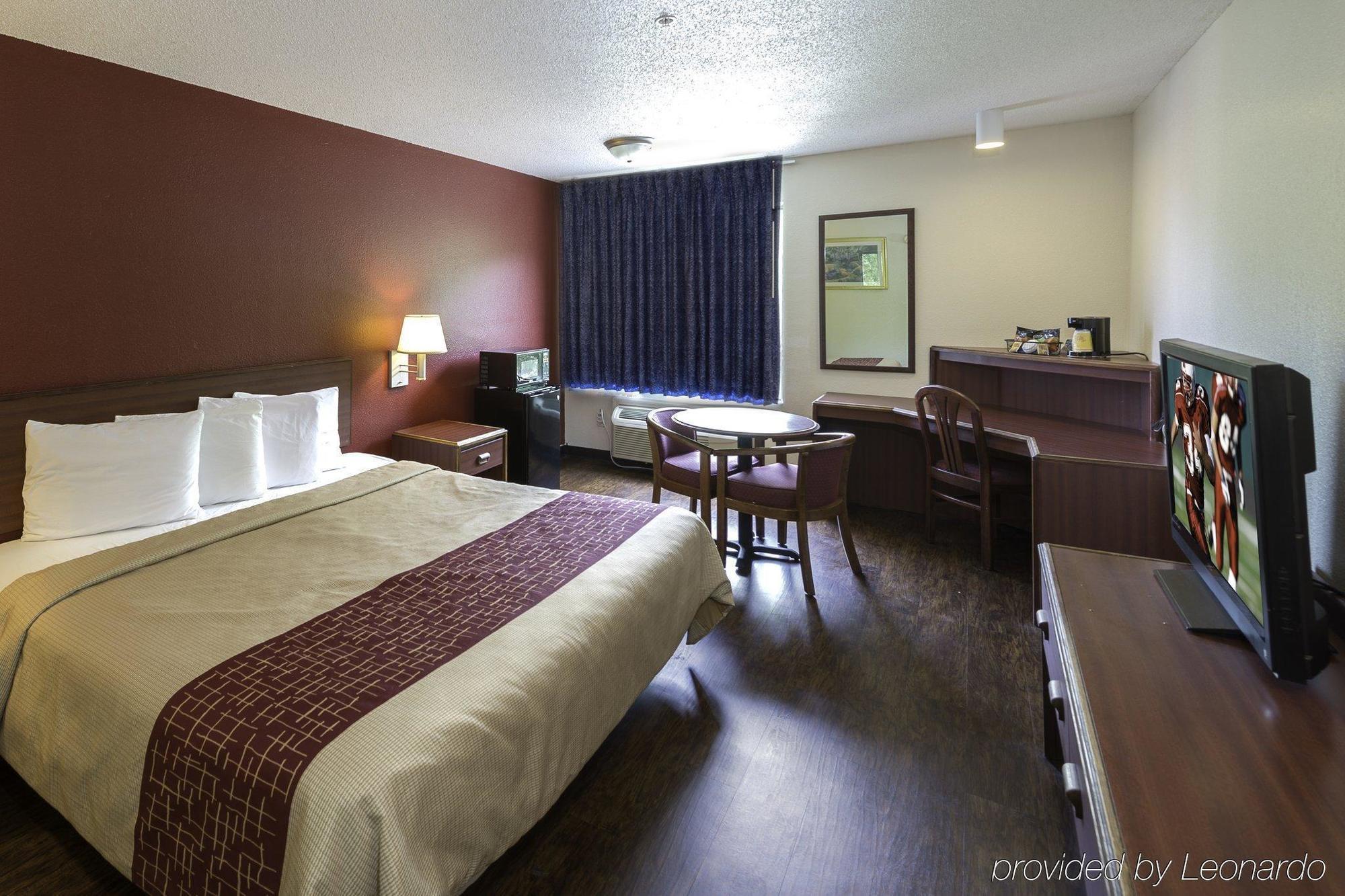 Red Roof Inn & Suites Savannah Airport Pooler Exterior photo